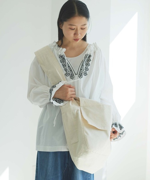cardo fabrica（カルドファブリカ）の「刺繍ギャザーブラウス（シャツ/ブラウス・レディース・ホワイト/ブラック・FREE）」の18枚目の写真