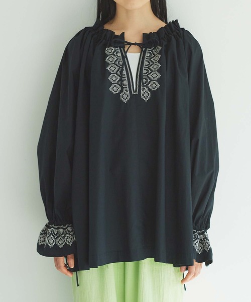 cardo fabrica（カルドファブリカ）の「刺繍ギャザーブラウス（シャツ/ブラウス・レディース・ホワイト/ブラック・FREE）」の4枚目の写真