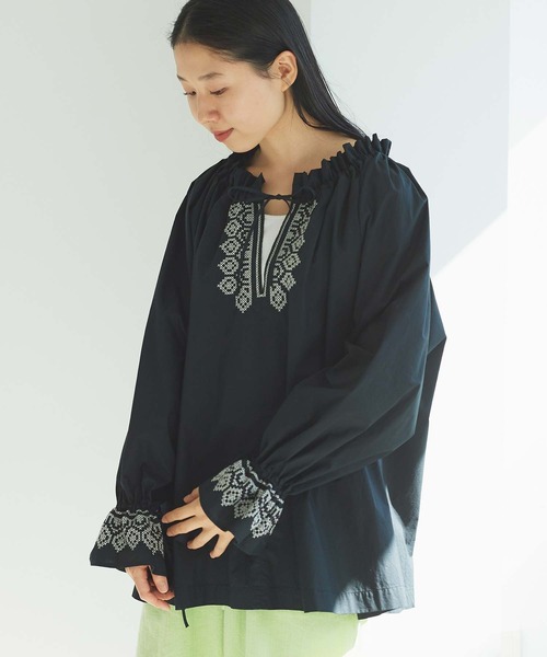 cardo fabrica（カルドファブリカ）の「刺繍ギャザーブラウス（シャツ/ブラウス・レディース・ホワイト/ブラック・FREE）」の15枚目の写真