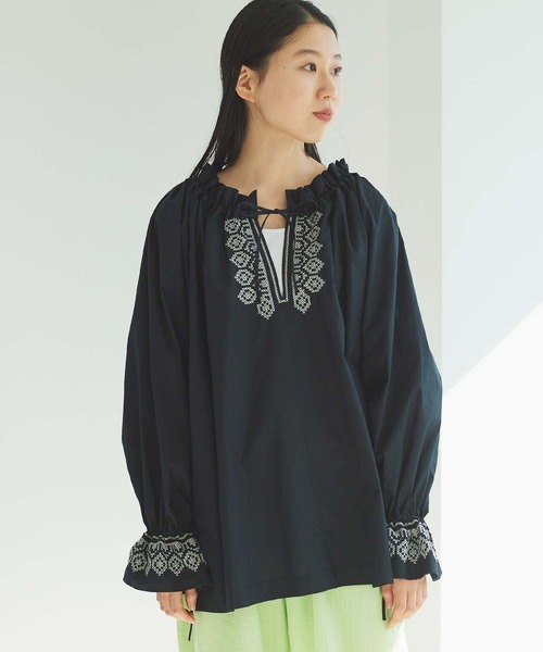 cardo fabrica（カルドファブリカ）の「刺繍ギャザーブラウス（シャツ/ブラウス・レディース・ホワイト/ブラック・FREE）」の20枚目の写真