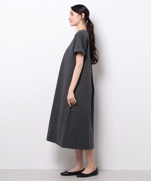 To b. by agnes b.（トゥービーバイアニエスベー）の「WR26 ROBE ロゴロングワンピース（ワンピース・レディース・グレー・40/38/36）」の5枚目の写真