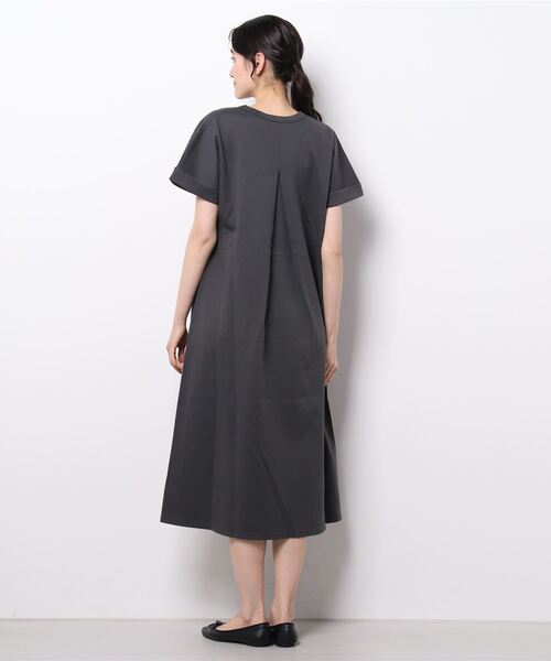To b. by agnes b.（トゥービーバイアニエスベー）の「WR26 ROBE ロゴロングワンピース（ワンピース・レディース・グレー・40/38/36）」の6枚目の写真