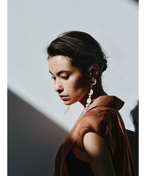 Ray BEAMS（レイビームス）の「RBS / フェイクレザー サークル ピアス（ピアス（両耳用）・レディース・ブラック/ベージュ・ONE SIZE）」の5枚目の写真