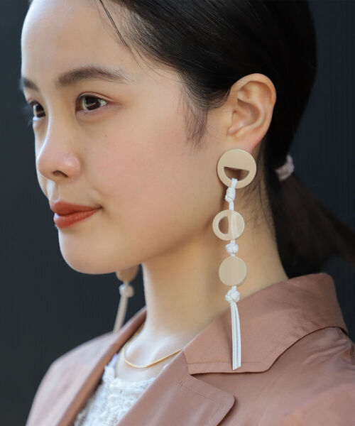 Ray BEAMS（レイビームス）の「RBS / フェイクレザー サークル ピアス（ピアス（両耳用）・レディース・ブラック/ベージュ・ONE SIZE）」の6枚目の写真