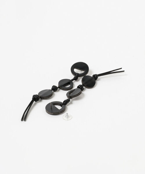 Ray BEAMS（レイビームス）の「RBS / フェイクレザー サークル ピアス（ピアス（両耳用）・レディース・ブラック/ベージュ・ONE SIZE）」の8枚目の写真