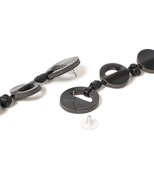 Ray BEAMS（レイビームス）の「RBS / フェイクレザー サークル ピアス（ピアス（両耳用）・レディース・ブラック/ベージュ・ONE SIZE）」の4枚目の写真