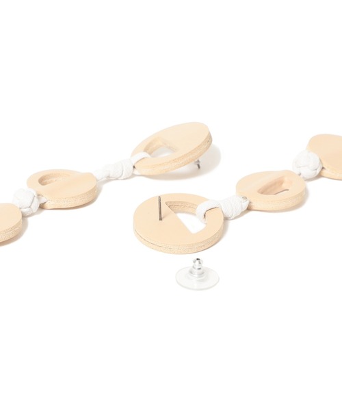 Ray BEAMS（レイビームス）の「RBS / フェイクレザー サークル ピアス（ピアス（両耳用）・レディース・ブラック/ベージュ・ONE SIZE）」の3枚目の写真