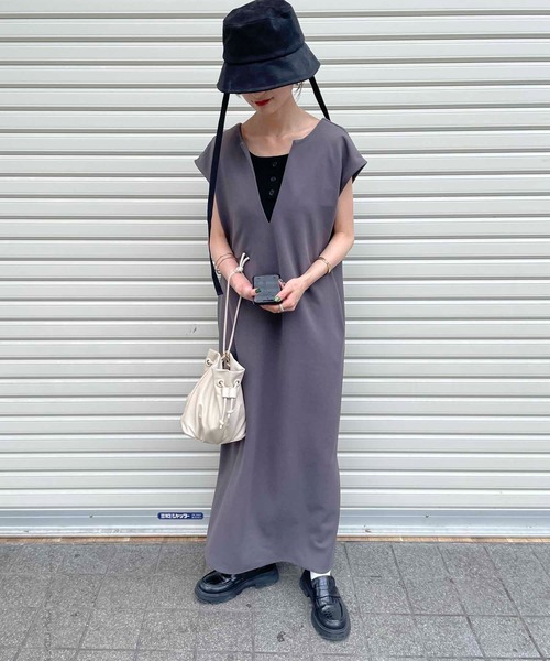 byYOUANCE（バイユアンス）の「キーネックロングベストワンピース（ワンピース・レディース・ブラック/インディゴブルー/アイボリー/グレー/ブラウン・MEDIUM）」の6枚目の写真