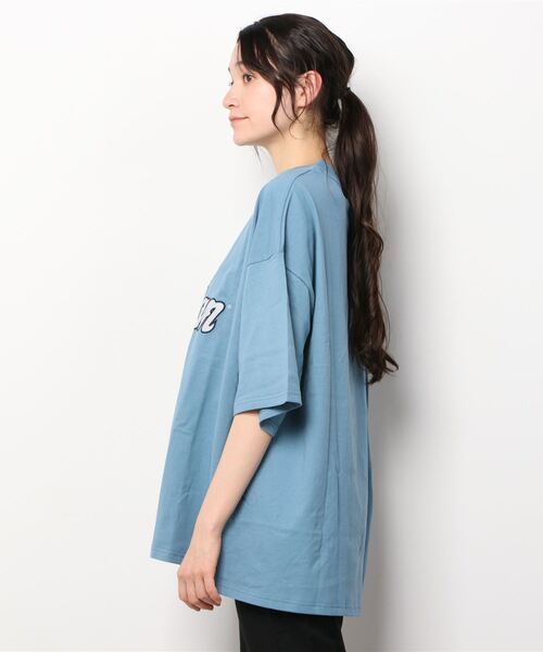 INDIAN(インディアン)の「『INDIAN』刺繍+プリント オーバーサイズTシャツ(Tシャツ/カットソー・レディース・ホワイト/ダークグリーン/ブルーグレー・LARGE/MEDIUM)」の4枚目の写真