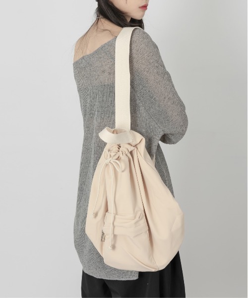 FOLLOWIN（フォロウィン）の「ポイントポケット巾着クロスバッグ（ショルダーバッグ・レディース・ブラック/ベージュ/グリーン・ONE SIZE）」の3枚目の写真