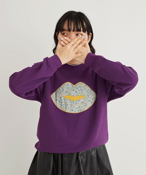 I am I in fact...(アイアムアイインファクト)の「LIP Applique 裏毛スウェット(スウェット・レディース・ホワイト/パープル・FREE)」の2枚目の写真