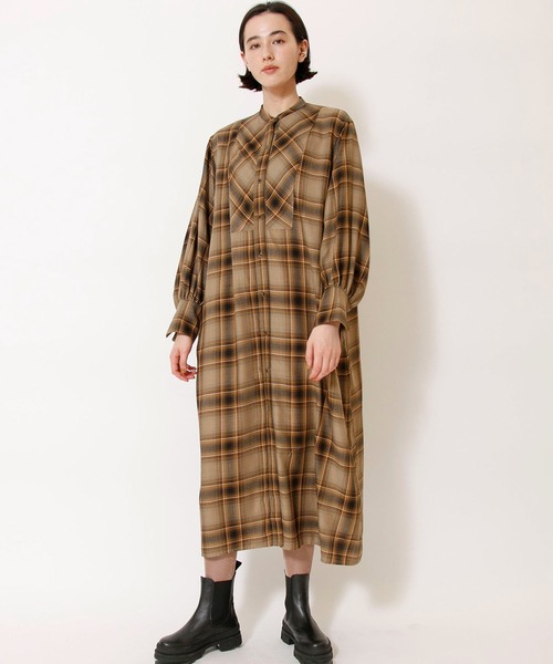 Johnbull(ジョンブル)の「ビエラチェックシャツワンピース(シャツワンピース・レディース・ブラウン/アイボリー/グリーン・FREE)」の4枚目の写真