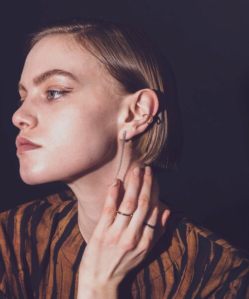 and cloud(アンドクラウド)の「Gradation Skinny Long Earring / Single(イヤリング・レディース・シルバー/シルバー系その他/イエローゴールド/ゴールド系その他・FREE)」の7枚目の写真