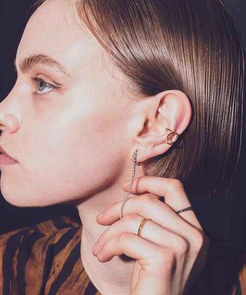 and cloud(アンドクラウド)の「Gradation Skinny Long Earring / Single(イヤリング・レディース・シルバー/シルバー系その他/イエローゴールド/ゴールド系その他・FREE)」の9枚目の写真