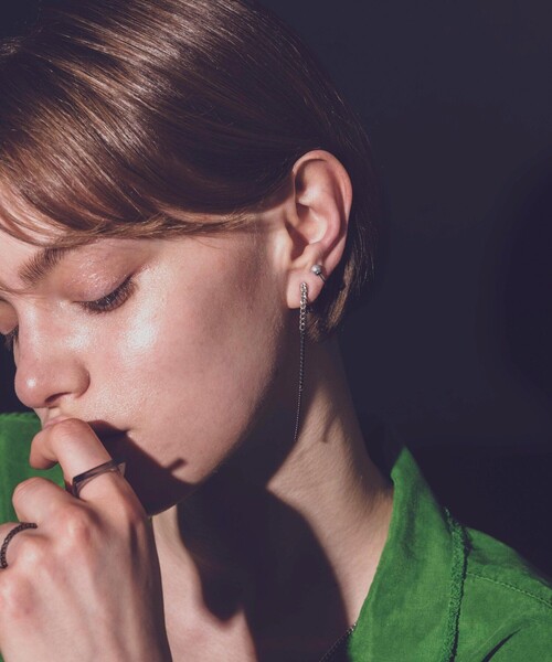 and cloud(アンドクラウド)の「Gradation Skinny Long Earring / Single(イヤリング・レディース・シルバー/シルバー系その他/イエローゴールド/ゴールド系その他・FREE)」の13枚目の写真