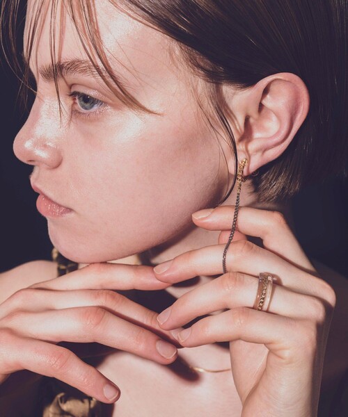 and cloud(アンドクラウド)の「Gradation Skinny Long Earring / Single(イヤリング・レディース・シルバー/シルバー系その他/イエローゴールド/ゴールド系その他・FREE)」の17枚目の写真