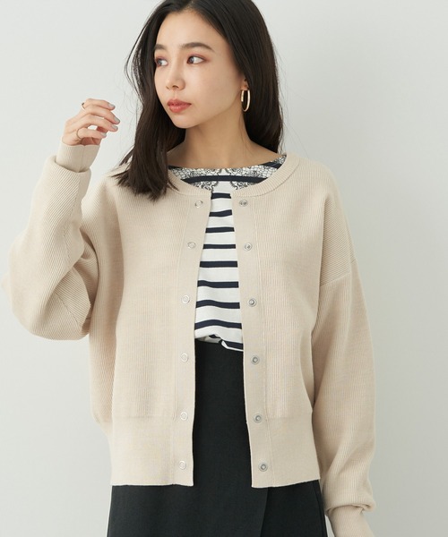 earth music&ecology（アースミュージックアンドエコロジー）の「スナップ釦リブカーディガン（カーディガン/ボレロ・レディース・ベージュ/ブラック/ピンク/サックスブルー・FREE）」の2枚目の写真