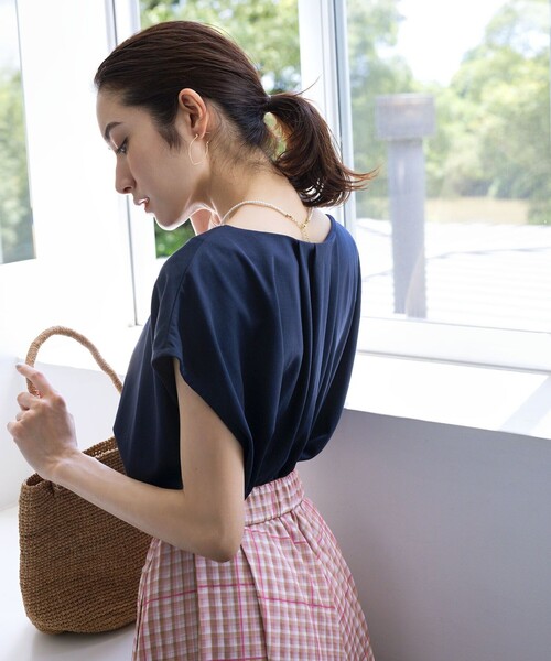 組曲(クミキョク)の「【洗える】シルケットポンチ ラウンドネックカットソー(Tシャツ/カットソー・レディース・ネイビー系/イエロー系/スモーキーグリーン系/アイボリー系・2)」の3枚目の写真