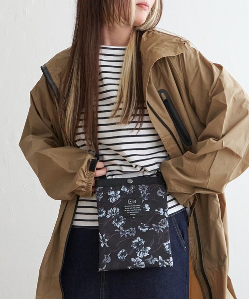 KiU(キウ)の「600Dサコッシュミニ(ショルダーバッグ・レディース・ブラック/グリーン系その他/オレンジ系/チャコールグレー/ベージュ系その他/オリーブ/その他1/ライトグリーン/ブラウン系/オフホワイト/グリーン系・FREE)」の4枚目の写真