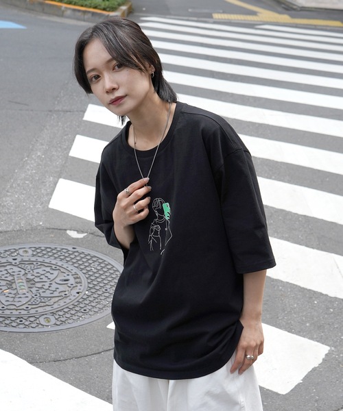 Roo(ルー)の「【Roo / ルー】自撮りイラスト / フロントプリント ビッグシルエット半袖リンガーTシャツ カットソー(Tシャツ/カットソー・メンズ・ホワイト/ブラック/チャコールグレー/ホワイト系その他/ブラック系その他/ホワイト系その他2・M/L)」の4枚目の写真