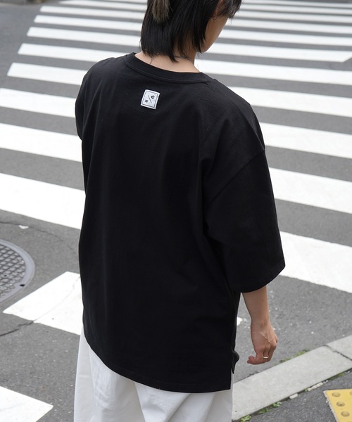 Roo(ルー)の「【Roo / ルー】自撮りイラスト / フロントプリント ビッグシルエット半袖リンガーTシャツ カットソー(Tシャツ/カットソー・メンズ・ホワイト/ブラック/チャコールグレー/ホワイト系その他/ブラック系その他/ホワイト系その他2・M/L)」の7枚目の写真