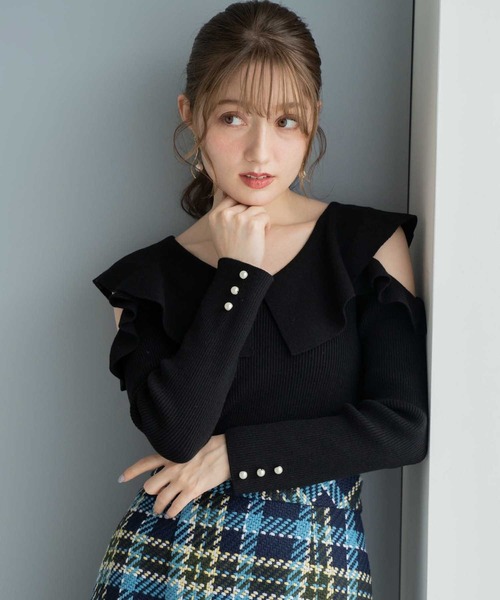 NOELA(ノエラ)の「肩開きフリルニット(ニット/セーター・レディース・ブラック/ボルドー/オフホワイト・フリー)」の2枚目の写真