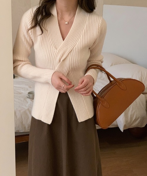 aimoha（アイモハ）の「ツイストデザインカットソー（ニット/セーター・レディース・ライトグリーン/オフホワイト/イエロー/グレー/ライトパープル/ブラック・FREE）」の2枚目の写真