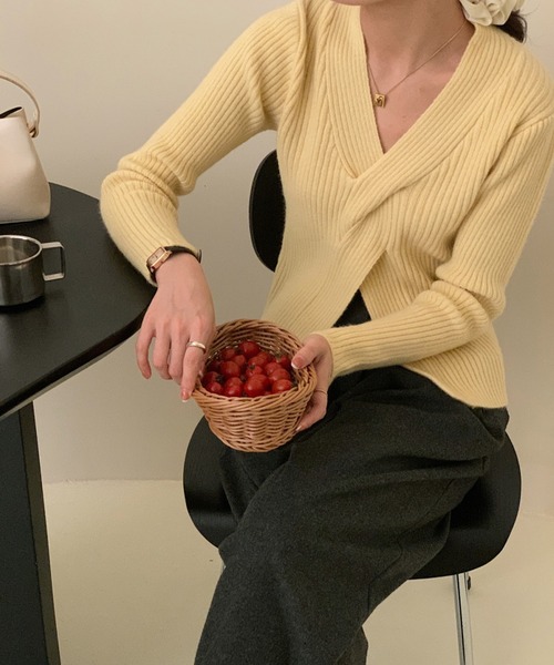 aimoha（アイモハ）の「ツイストデザインカットソー（ニット/セーター・レディース・ライトグリーン/オフホワイト/イエロー/グレー/ライトパープル/ブラック・FREE）」の6枚目の写真