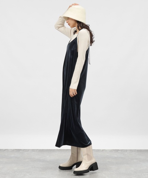 LAKOLE(ラコレ)の「ベロアキャミワンピース / 983321(ワンピース・レディース・ネイビー/ライトブルー/ライトベージュ・SMALL/MEDIUM)」の6枚目の写真