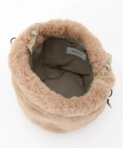 &Bridge(アンドブリッジ)の「Cachellier バケツ型カゴ×フェイクファーショルダーバッグ(ショルダーバッグ・レディース・グレー・99)」の4枚目の写真