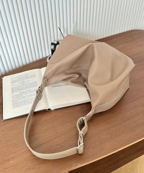 LAC-VERT(ラック・ヴェール)の「大容量フェイクレザーPUショルダーバッグ(ショルダーバッグ・レディース・カーキ/ブラック/ベージュ/キャメル・FREE)」の1枚目の写真