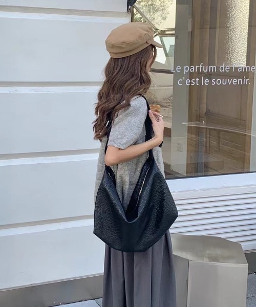 LAC-VERT(ラック・ヴェール)の「大容量フェイクレザーPUショルダーバッグ(ショルダーバッグ・レディース・カーキ/ブラック/ベージュ/キャメル・FREE)」の19枚目の写真