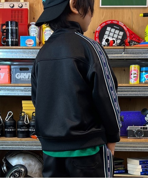 GROOVY COLORS（グルービーカラーズ）の「GROOVY トラックジャケット（ブルゾン・キッズ・ブラック・140/130）」の4枚目の写真