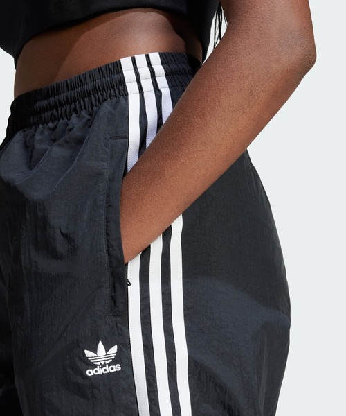 adidas（アディダス）の「スリーストライプス ルーズカフパンツ