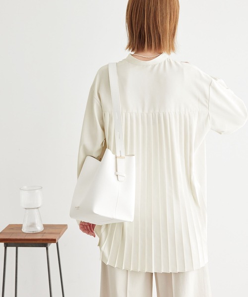 ROPE' PICNIC（ロペピクニック）の「バックプリーツシャツブラウス（シャツ/ブラウス・レディース・ベージュ系その他/オフホワイト/ネイビー・38）」の2枚目の写真