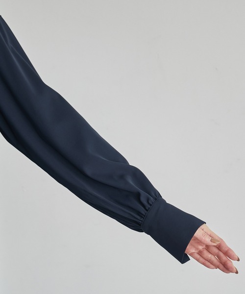 ROPE' PICNIC（ロペピクニック）の「バックプリーツシャツブラウス（シャツ/ブラウス・レディース・ベージュ系その他/オフホワイト/ネイビー・38）」の5枚目の写真