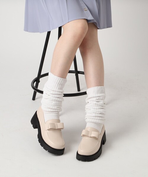 cs T&P（シーエスティーアンドピー）の「【抗菌・消臭】リボン付きローファーパンプス（パンプス・レディース・アイボリー/ブラック系8/ブラック系5・LL/S/M/L）」の2枚目の写真