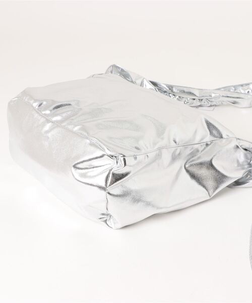 ANAP（アナップ）の「メタリックギャザーバッグ（ハンドバッグ・レディース・ゴールド/シルバー・FREE）」の3枚目の写真