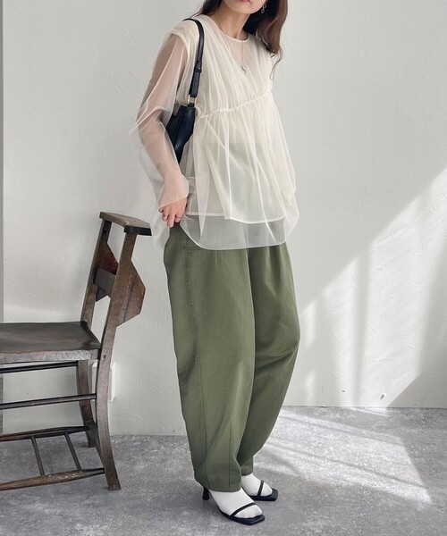 fredy emue（フレディエミュ）の「チュールシャーリングブラウス（シャツ/ブラウス・レディース・チャコールグレー/アイボリー・38）」の4枚目の写真