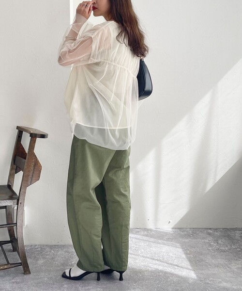 fredy emue（フレディエミュ）の「チュールシャーリングブラウス（シャツ/ブラウス・レディース・チャコールグレー/アイボリー・38）」の5枚目の写真