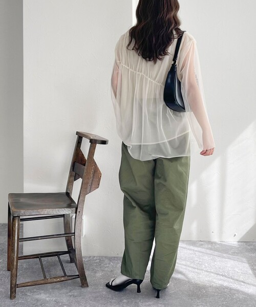 fredy emue（フレディエミュ）の「チュールシャーリングブラウス（シャツ/ブラウス・レディース・チャコールグレー/アイボリー・38）」の6枚目の写真