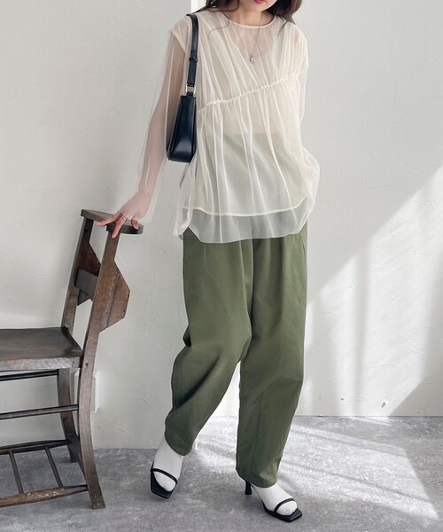 fredy emue（フレディエミュ）の「チュールシャーリングブラウス（シャツ/ブラウス・レディース・チャコールグレー/アイボリー・38）」の7枚目の写真