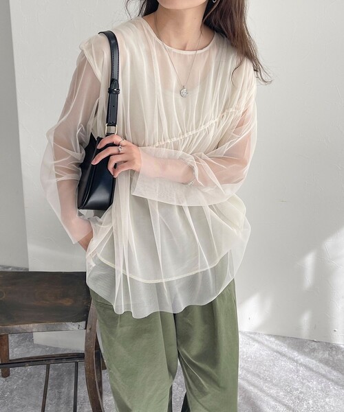 fredy emue（フレディエミュ）の「チュールシャーリングブラウス（シャツ/ブラウス・レディース・チャコールグレー/アイボリー・38）」の9枚目の写真