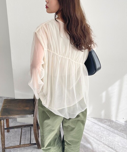 fredy emue（フレディエミュ）の「チュールシャーリングブラウス（シャツ/ブラウス・レディース・チャコールグレー/アイボリー・38）」の10枚目の写真