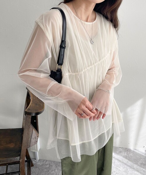 fredy emue（フレディエミュ）の「チュールシャーリングブラウス（シャツ/ブラウス・レディース・チャコールグレー/アイボリー・38）」の13枚目の写真