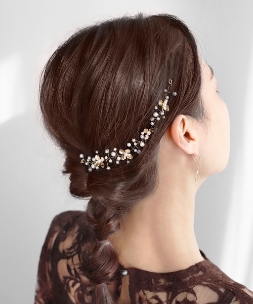 ANEMONE（アネモネ）の「メタルフラワー×パールバインヘッドドレス（カチューシャ・レディース・ゴールド・FREE）」の6枚目の写真