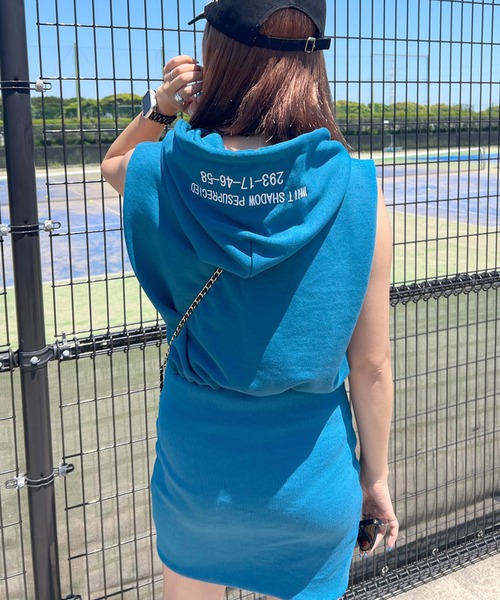 non-hedge（ノンヘッジ）の「フードロゴノースリーブミニワンピース（ワンピース・レディース・ブラック/チャコールグレー/ブルー/オフホワイト・FREE）」の4枚目の写真