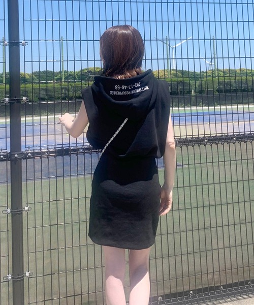 non-hedge（ノンヘッジ）の「フードロゴノースリーブミニワンピース（ワンピース・レディース・ブラック/チャコールグレー/ブルー/オフホワイト・FREE）」の3枚目の写真