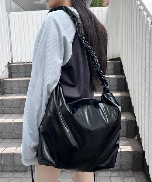 Figments（フィグメンツ）の「合皮ショルダーバッグ（ショルダーバッグ・レディース・ブラック/ホワイト・FREE）」の2枚目の写真