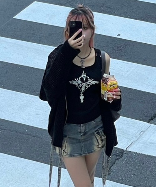 XU（エックスユー）の「【XU】studs cross print sleeveless（タンクトップ・レディース・チャコール/ホワイト/グレー/ブラック・ONE SIZE）」の2枚目の写真